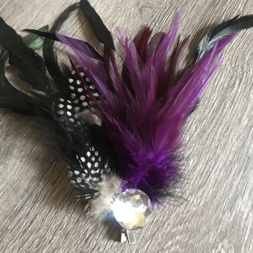 Perfect further brooch with hair pin